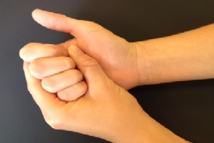 Øvelse 2 fingrene bøjes af den anden hånd