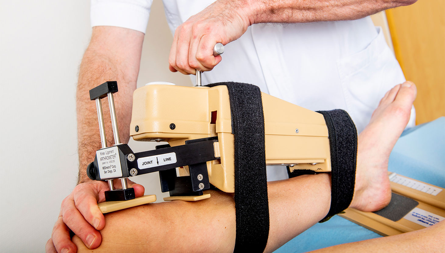 Billedet viser en test af løshed i knæet pga. bristet korsbånd