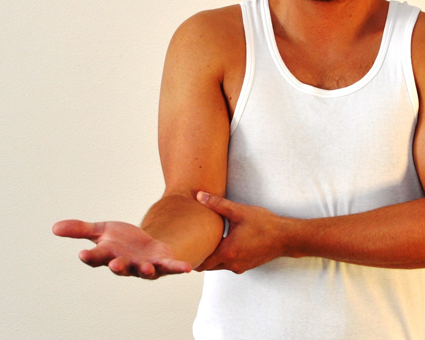 Arm med 90 grader bøjet albue - håndfladen vender opad og fingrene er strakte.