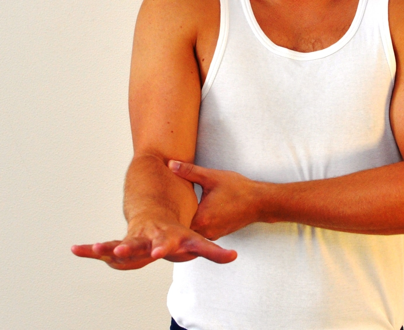 Strakt underarm - håndfladen vender nedad - spredte og strakte fingre.