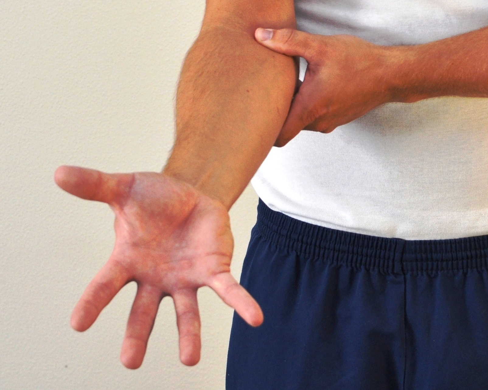 Underarm - fingrene er strakte og spredte - håndfladen vender opad.