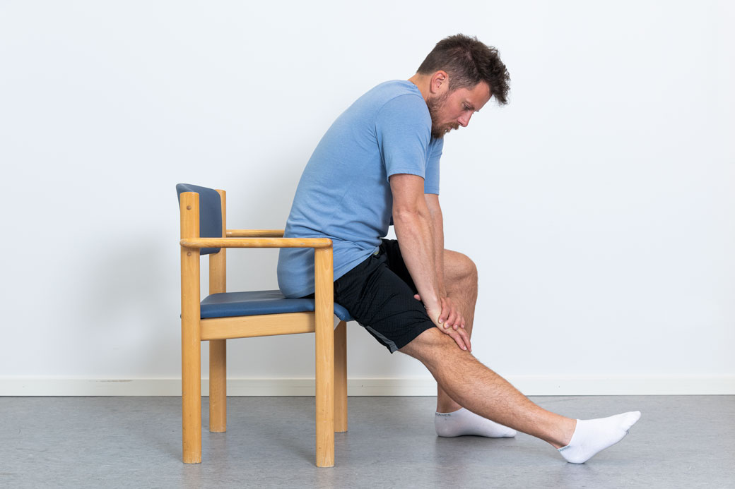 Knæekstension siddende på stol.jpg