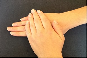 Øvelse 2 fingrene strækkes af den anden hånd