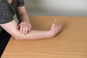 Øvelse 2 lillefinger mod bordet og bøjet håndled
