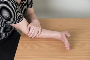 Øvelse 2 lillefinger mod bordet bagudbøjet håndled