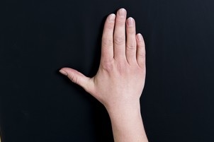 Øvelse 5 håndfladen mod bordet tommelfingeren ud til siden