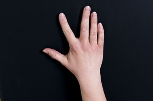 Øvelse 5 håndfladen mod bordet tommelfingeren ud til siden, pegefingeren flyttet ind mod tommelfingeren