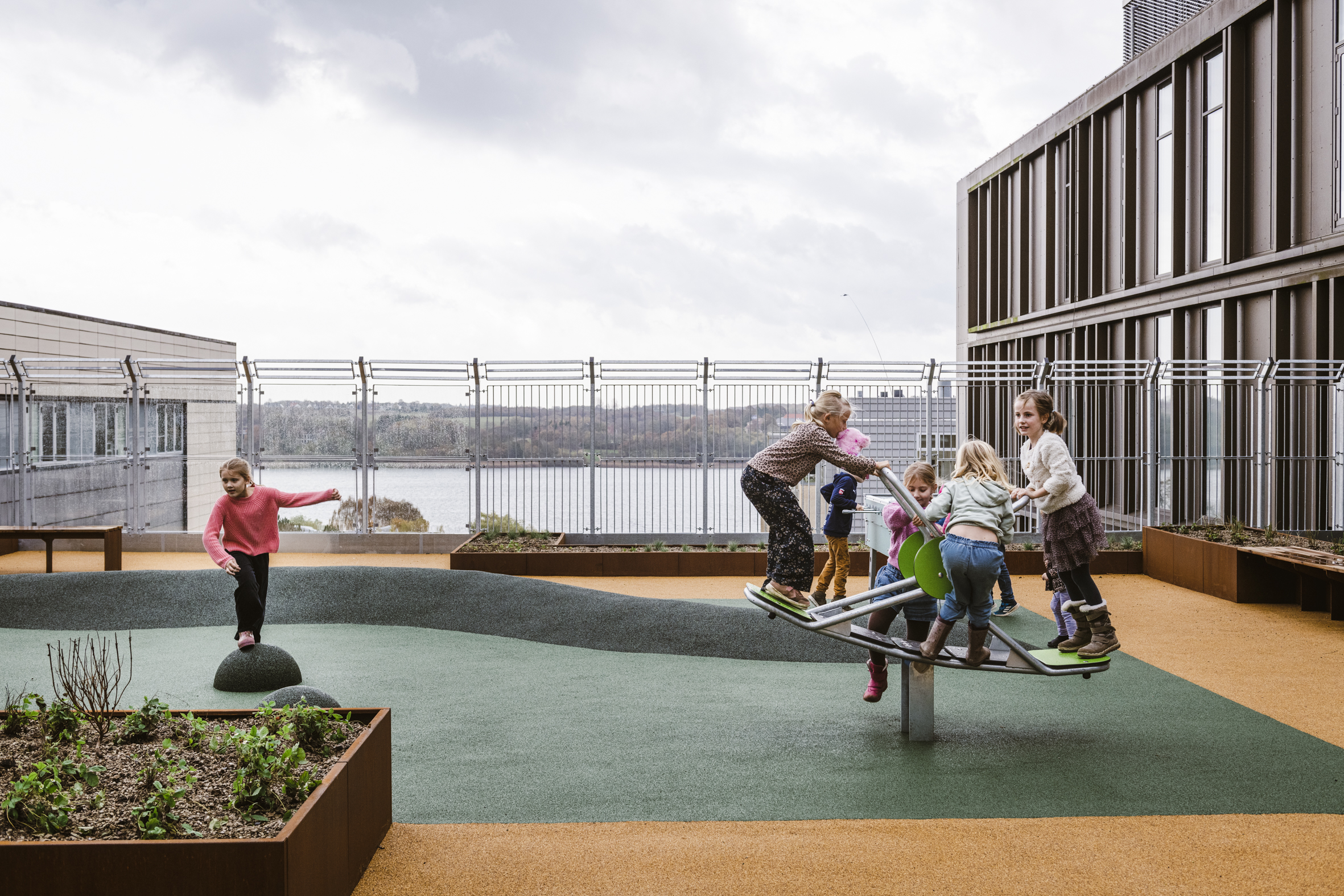 Børn leger på legepladsen ved Regionshospitalet Viborg.