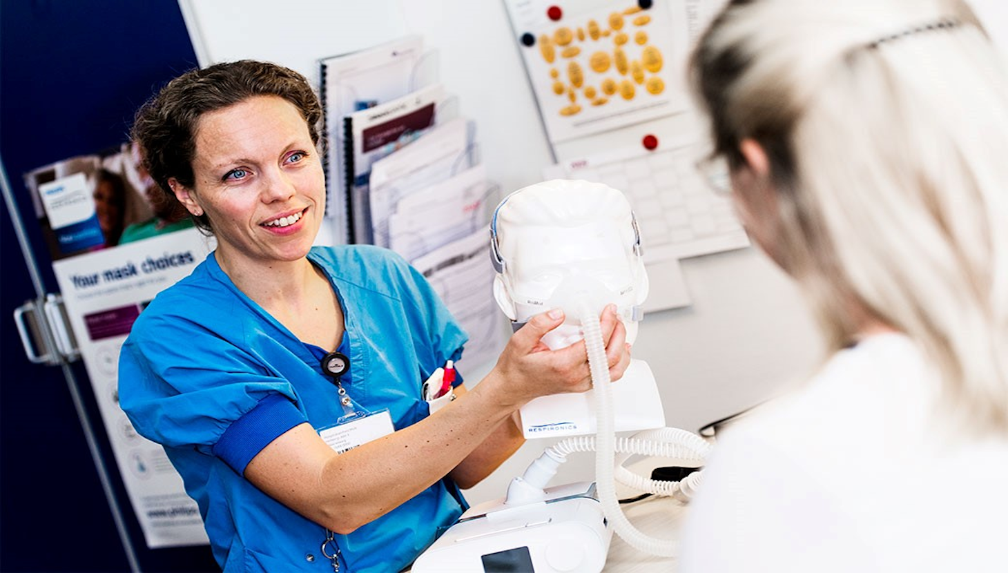 Sygeplejersker viser CPAP udstyr