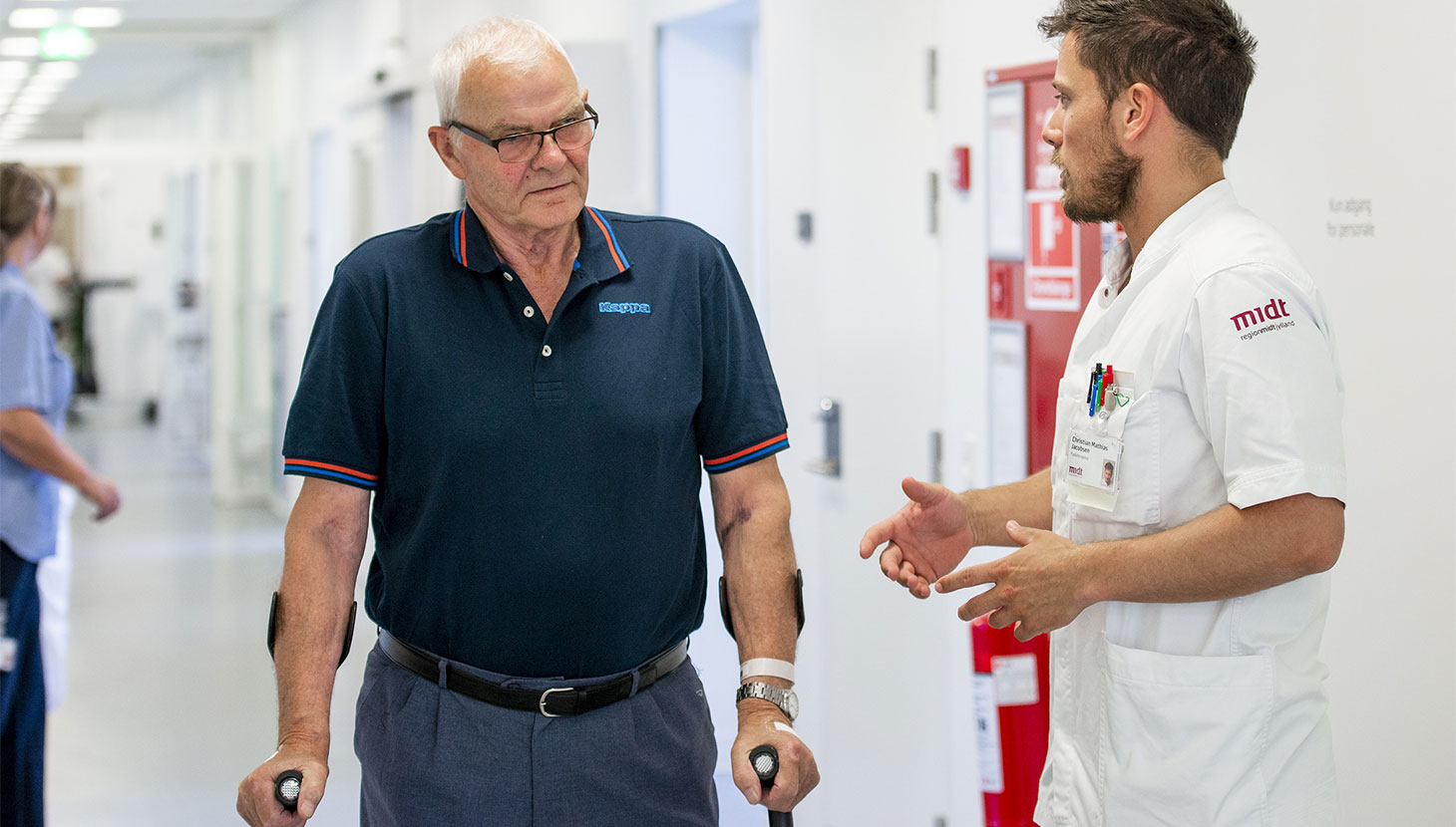 Man med krykker i klinik