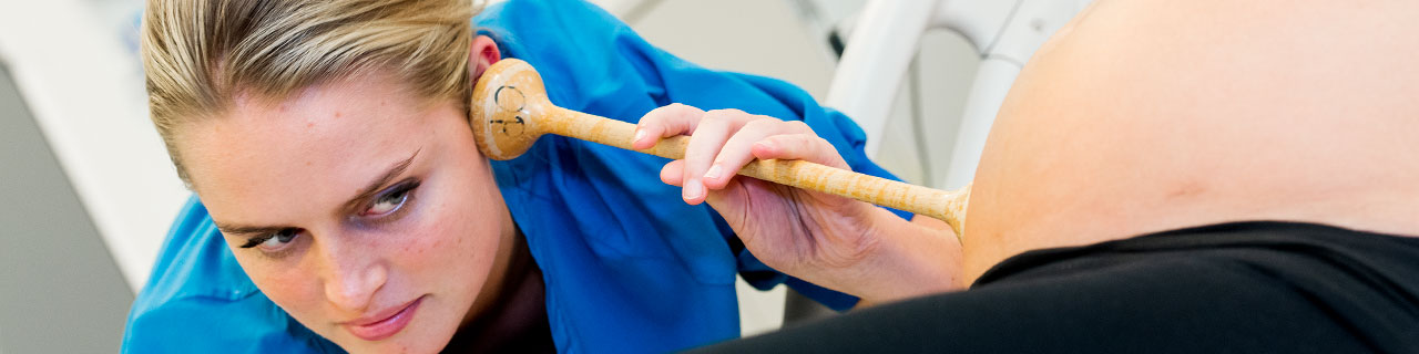 181106-Jordemoder-øver-på-stuen---til-hjemmesiden-om-uddanelsen_DSC4145_banner.jpg