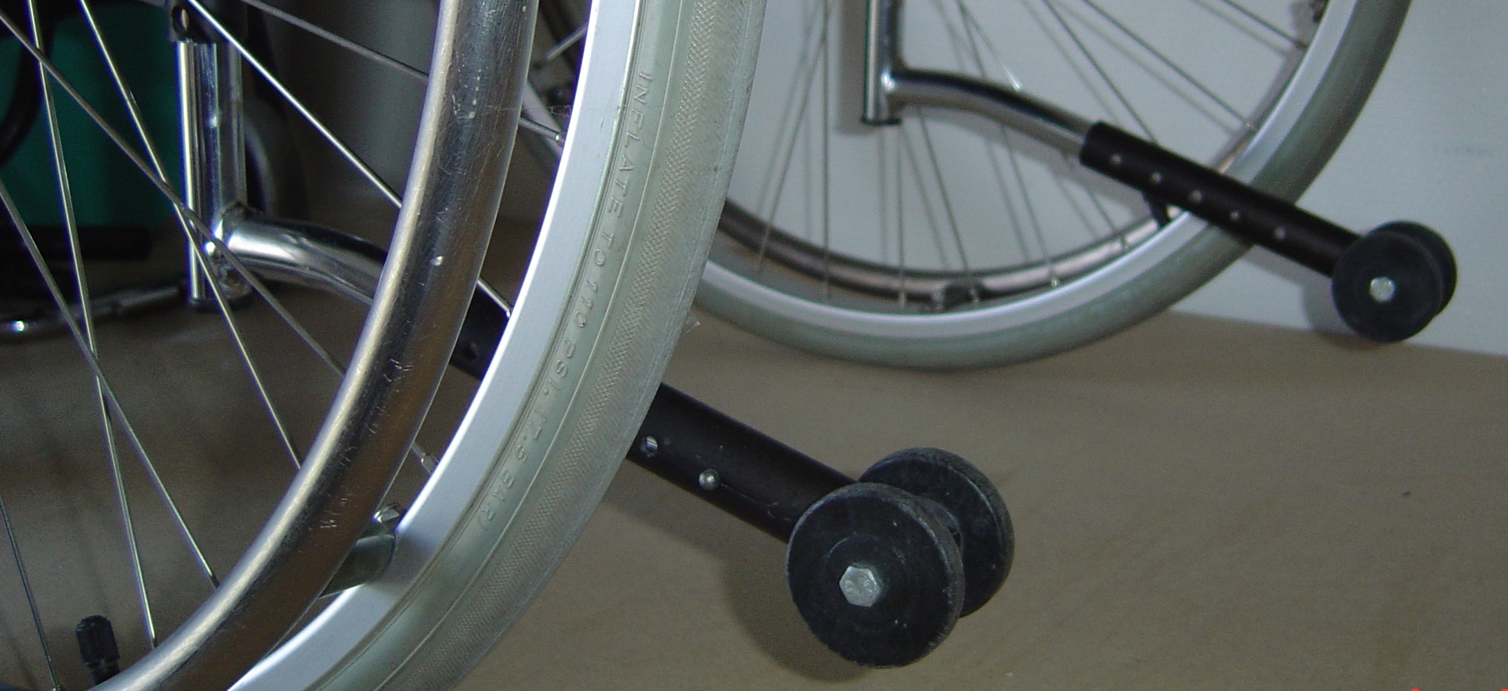 Billede af anti-tip-støtte på kørestol