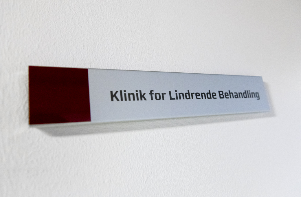 190822 Klinikf for Lindrende Behandling Skilt__DSC3407_1040px.jpg